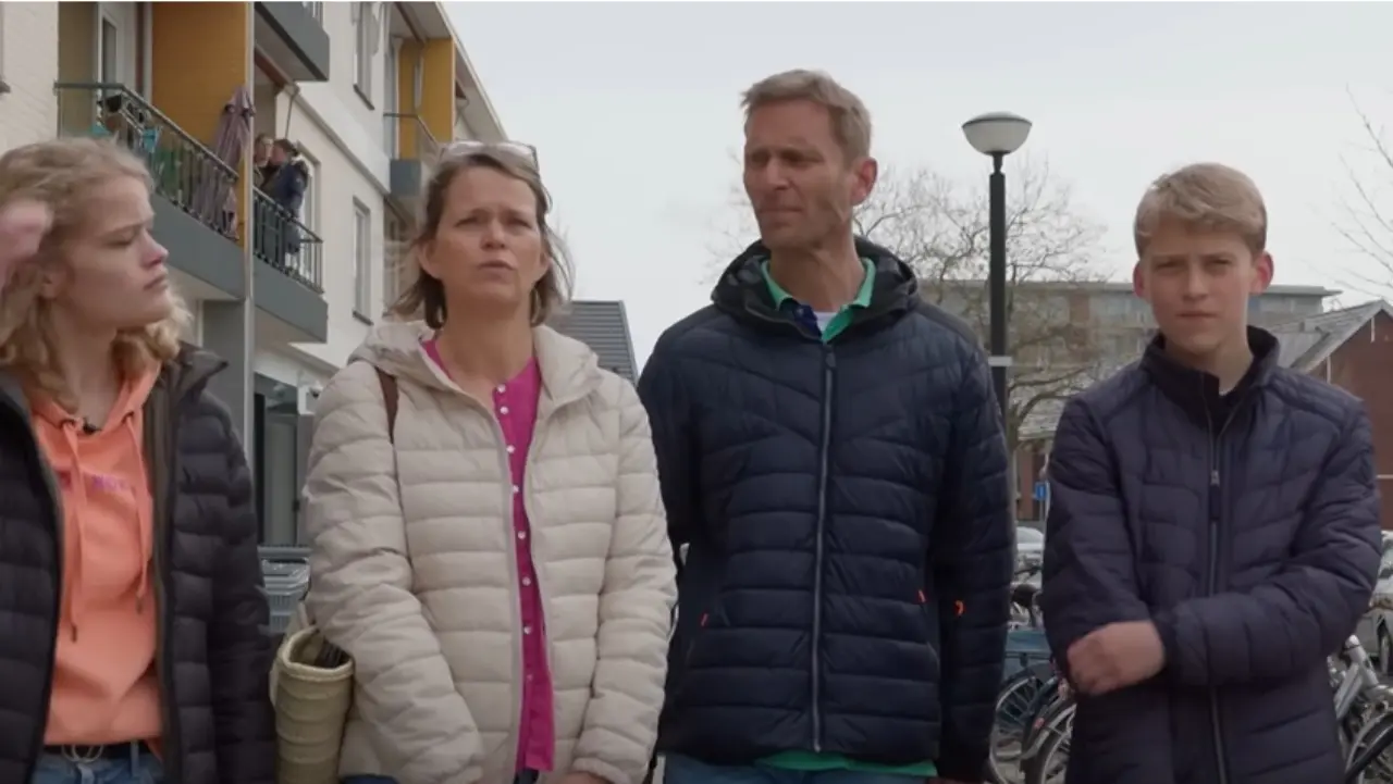 Kijkers Steenrijk, Straatarm gaan helemaal los over 'rijke familie'