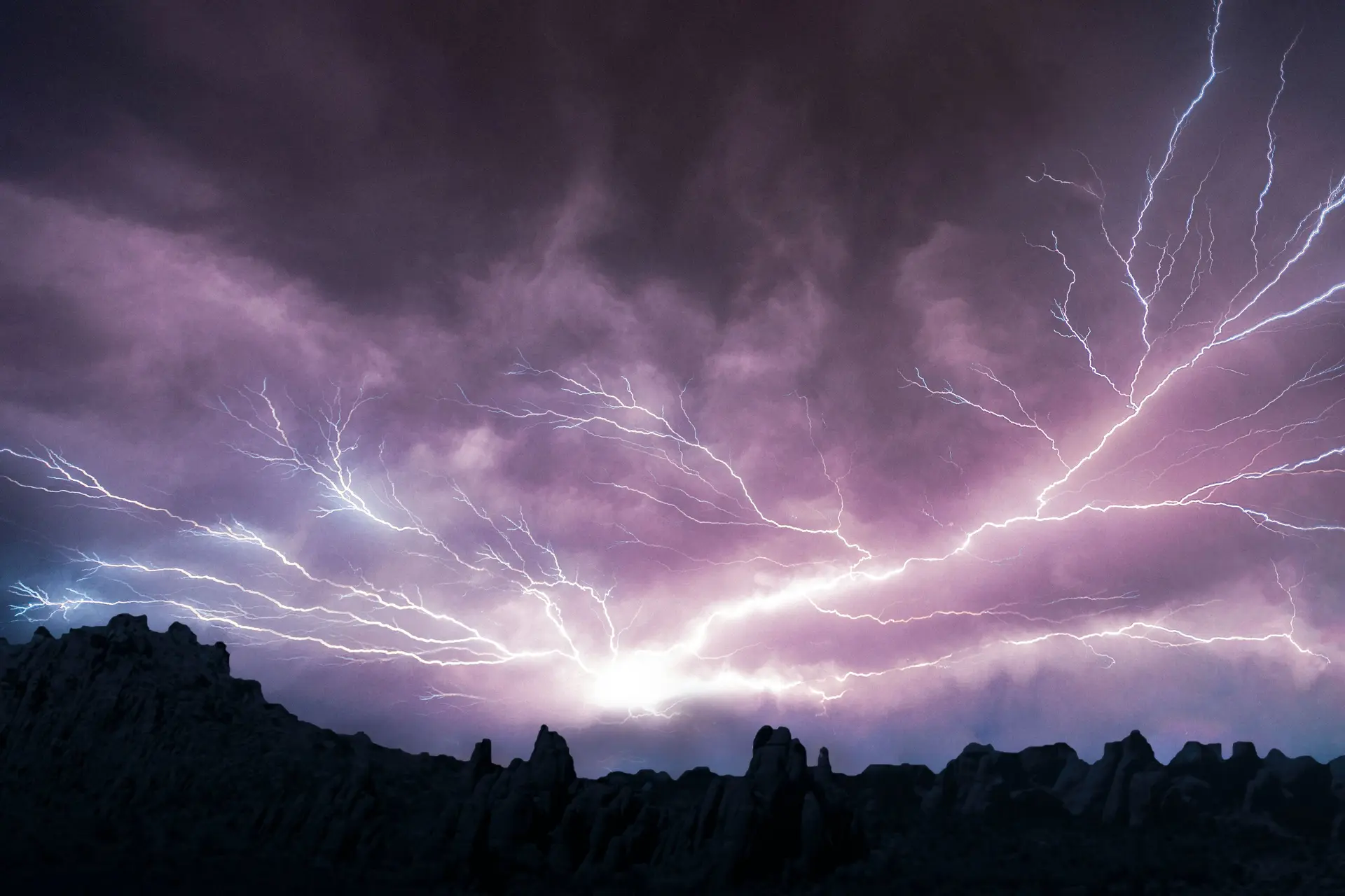 Vanmiddag snikheet, maar vanavond slaat het weer helemaal om: ''Noodweer''