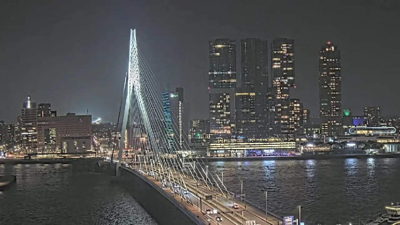 Grote paniek: man steekt in Rotterdam om zich heen