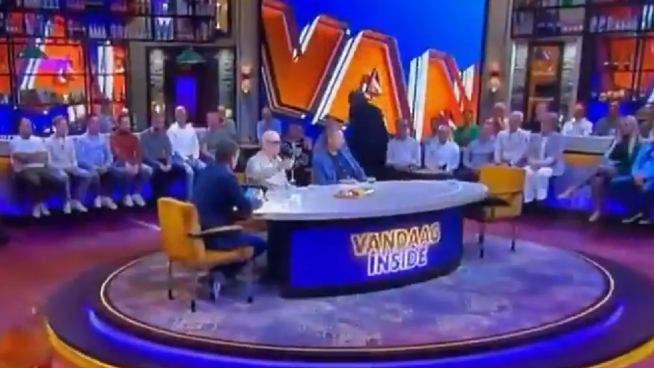 Johan Derksen loopt weg tijdens de uitzending van Vandaag Inside
