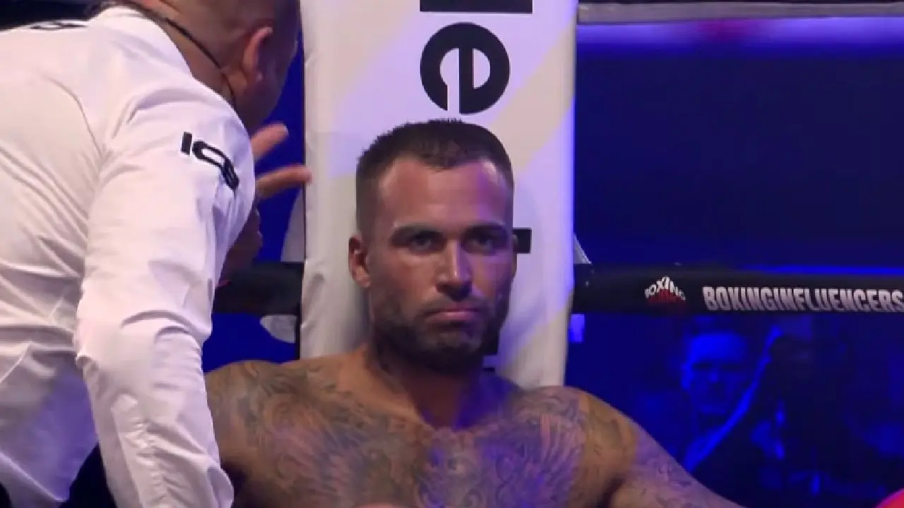 Melvin Manhoef mept Dave Roelvink snoeihard tegen de grond
