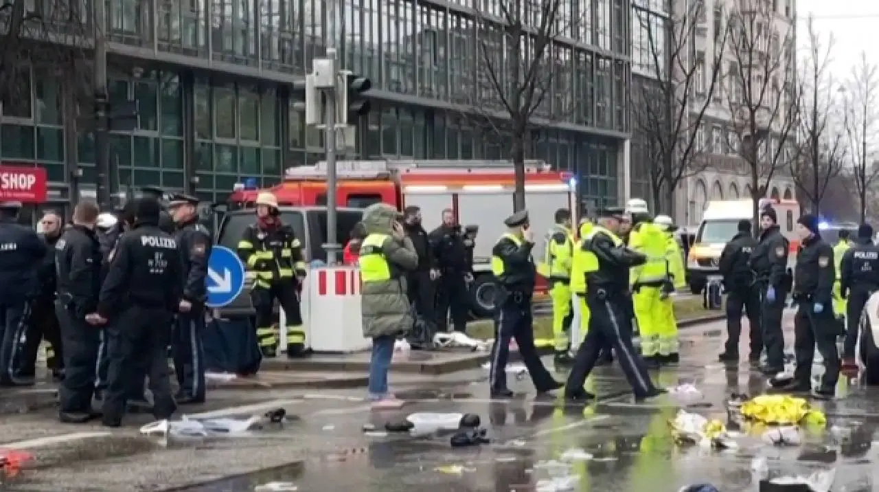 Auto rijdt in op groep mensen: ''Veel slachtoffers''
