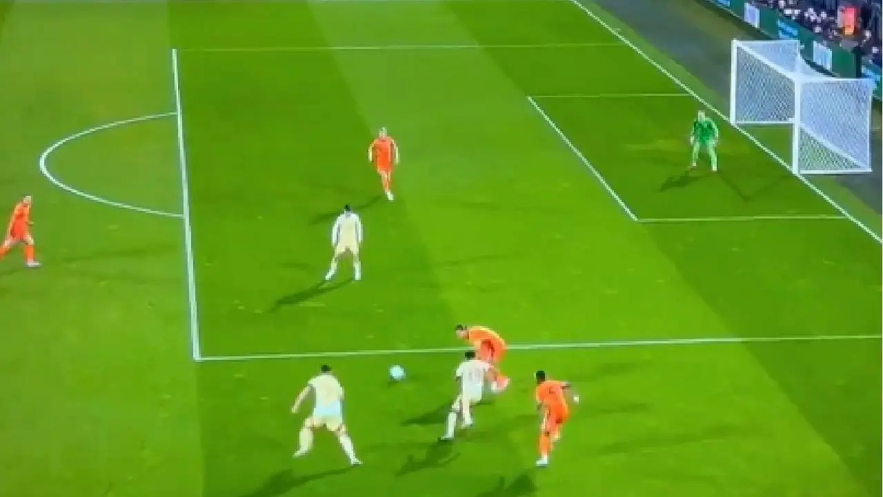 Oranje-kijkers gaan los op één speler: ''Incapabele clown''