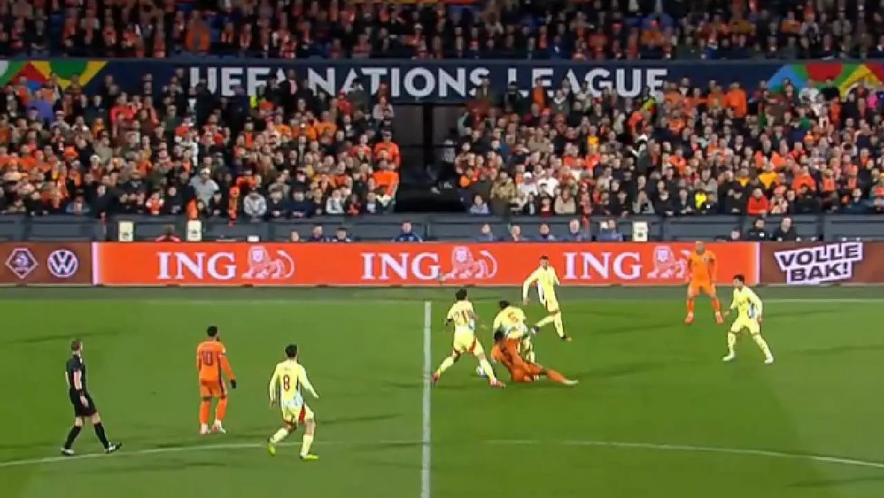 Kijkers zien Oranje voorsprong verspelen, wijzen de schuldige aan