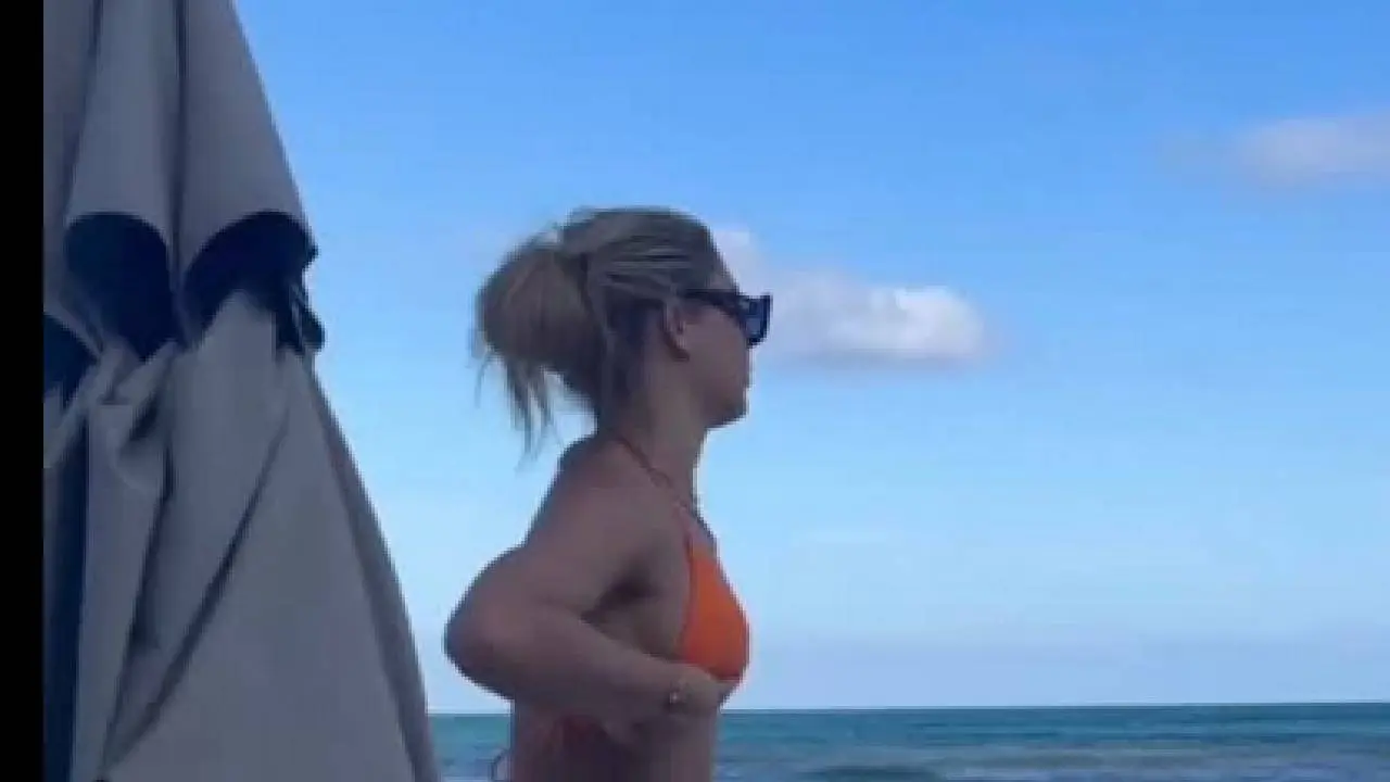 Gozer komt Jutta Leerdam tegen op het strand, filmt zijn uitzicht