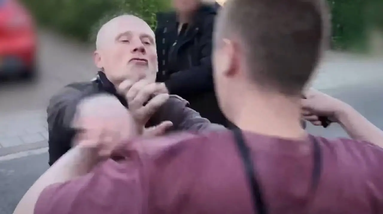 Hondsdolle Volkert van der Graaf draait door en valt journalist aan