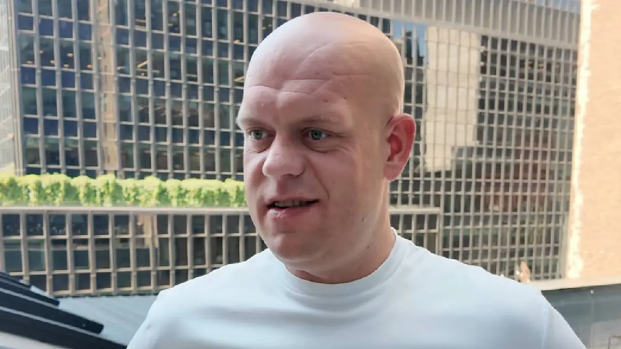 Michael van Gerwen gefilmd terwijl hij staat te tongen met knappe blondine