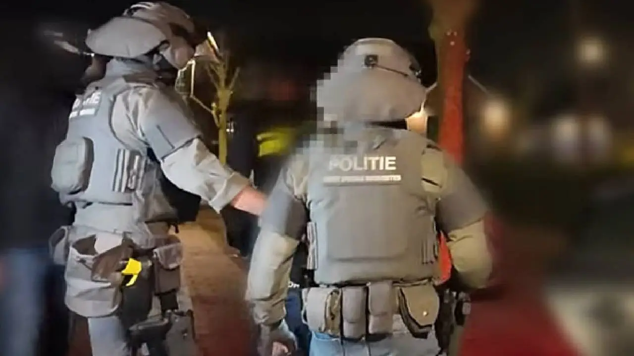 Arrestatieteam stormt azc binnen voor man (22): Mogelijk verband met Lisa