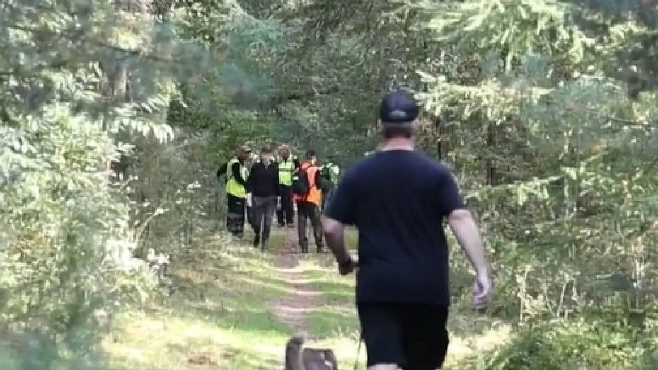 Enorme zoektocht in bos naar vermiste vrouw (24)