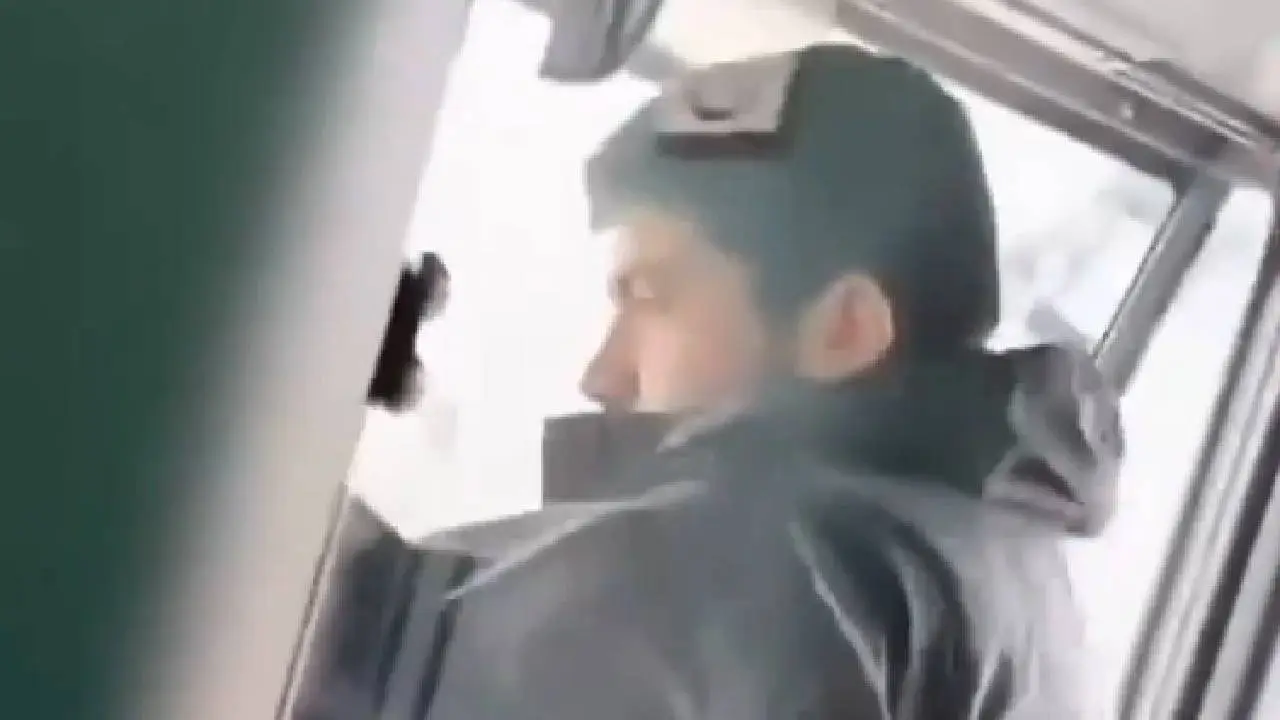 Buschauffeur in Rotterdam meermaals geslagen in rijdende bus