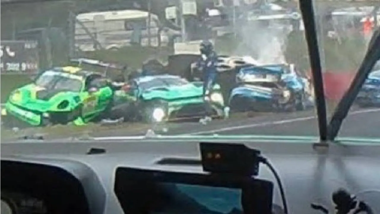 Race met Max Verstappen stilgelegd na zware crash: Coureur (66) overleden