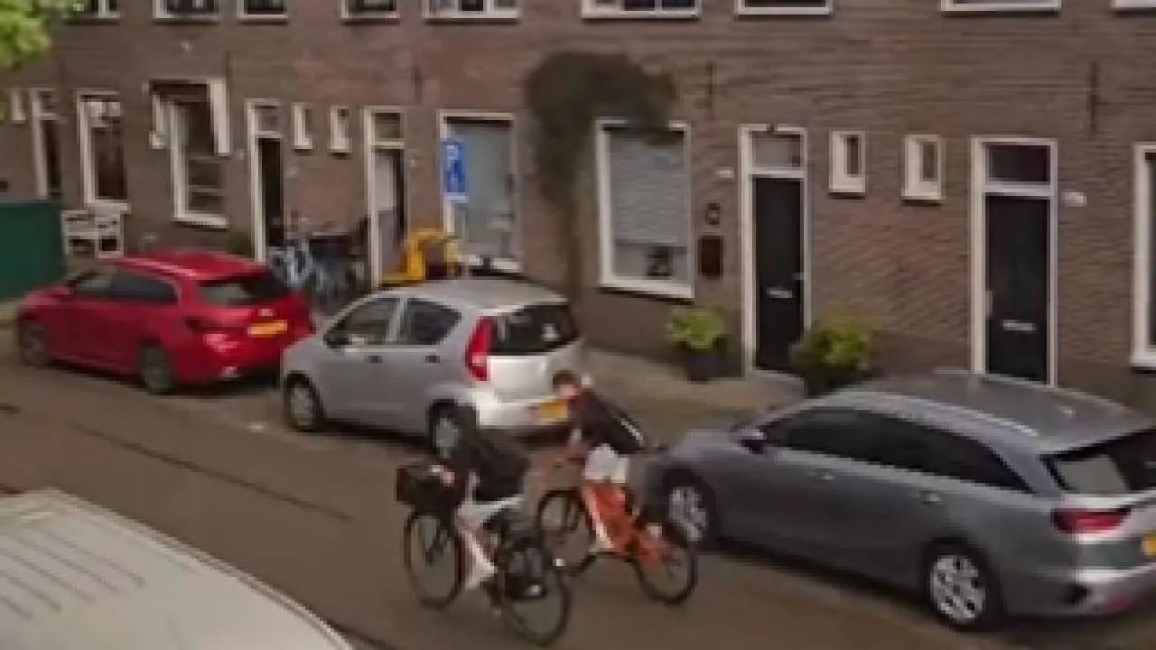 Kind in Amsterdam vol geraakt door de bliksem terwijl hij filmt