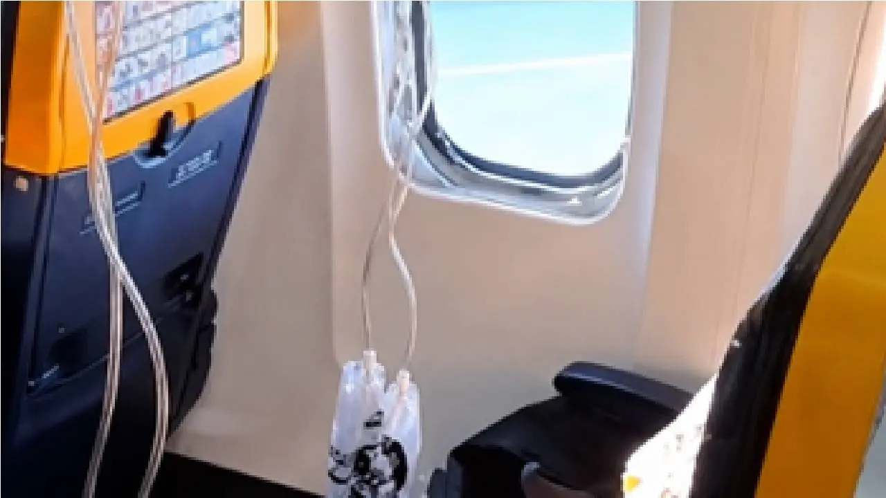 Enorme knal tijdens Ryanair-vlucht, passagier uit raam gezogen
