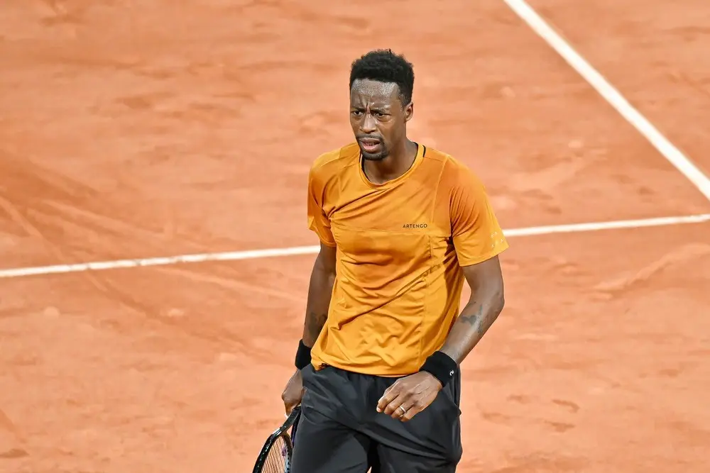 Tennisstjerne protesterer efter han får advarsel for manglende indsats
