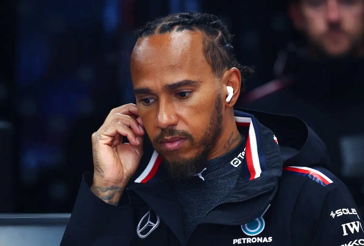 Lewis Hamilton får en straf på tre startplaceringer