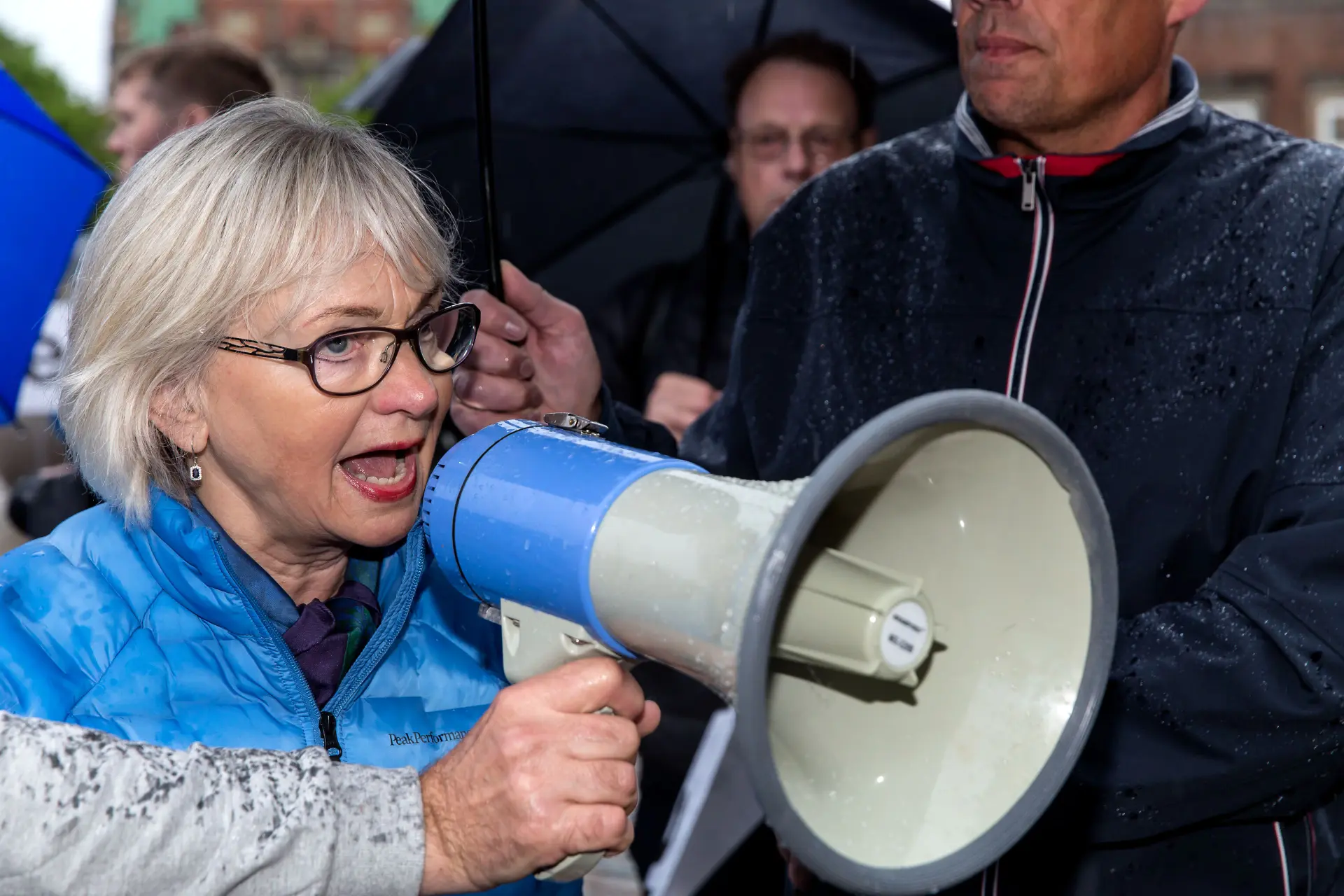 Pia Kjærsgaard raser over ny landsholdstrøje: “Hvor er de rød-hvide farver?”