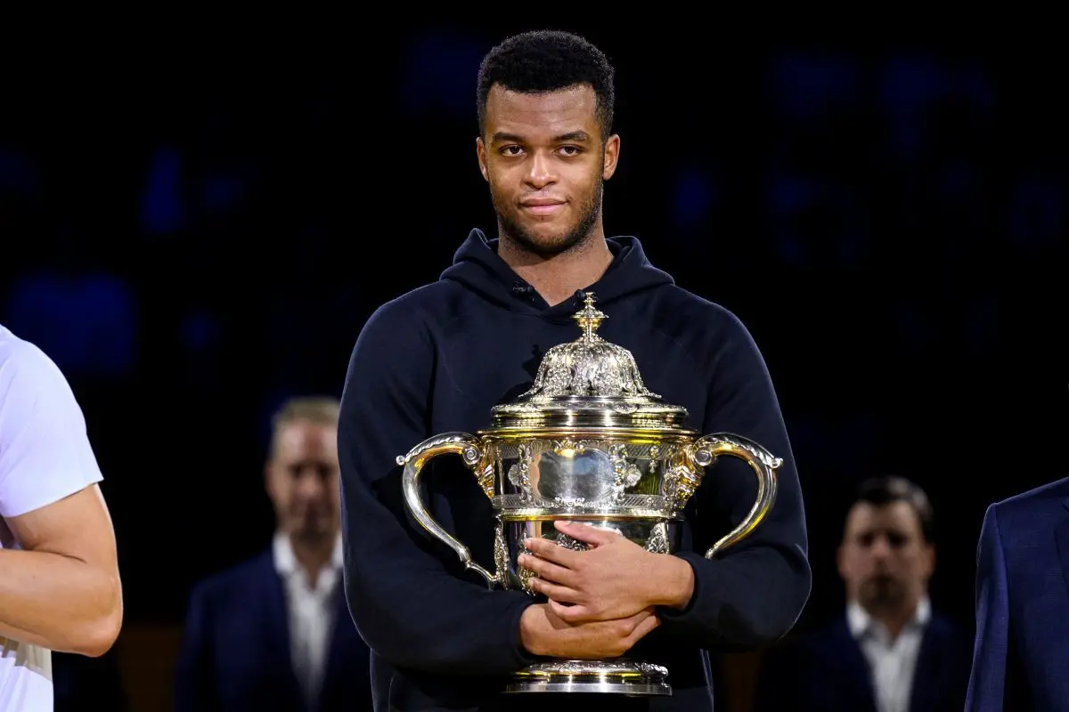 Daniil Medvedev peger på 102 kg tung tennisstjerne som den bedste server på ATP-touren