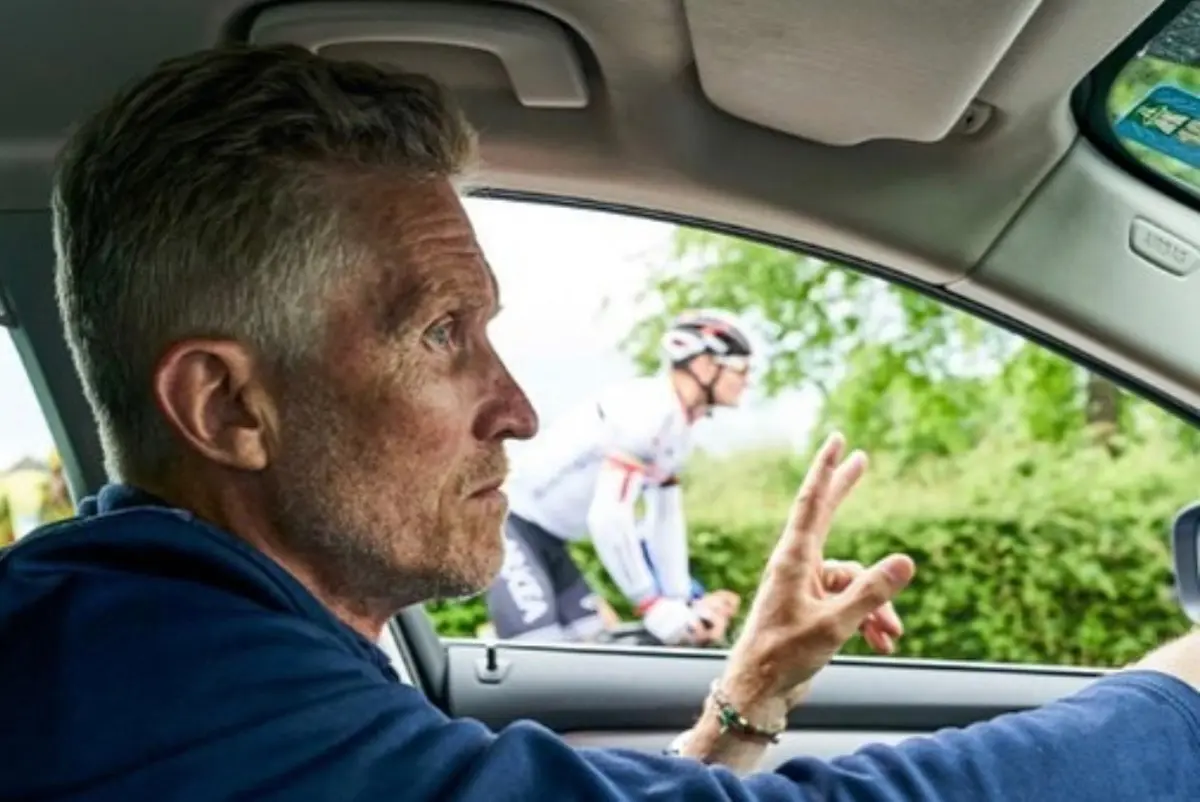 Brian Holm fik problemer med sin "skidesure mor" efter konflikt med cykelekspert