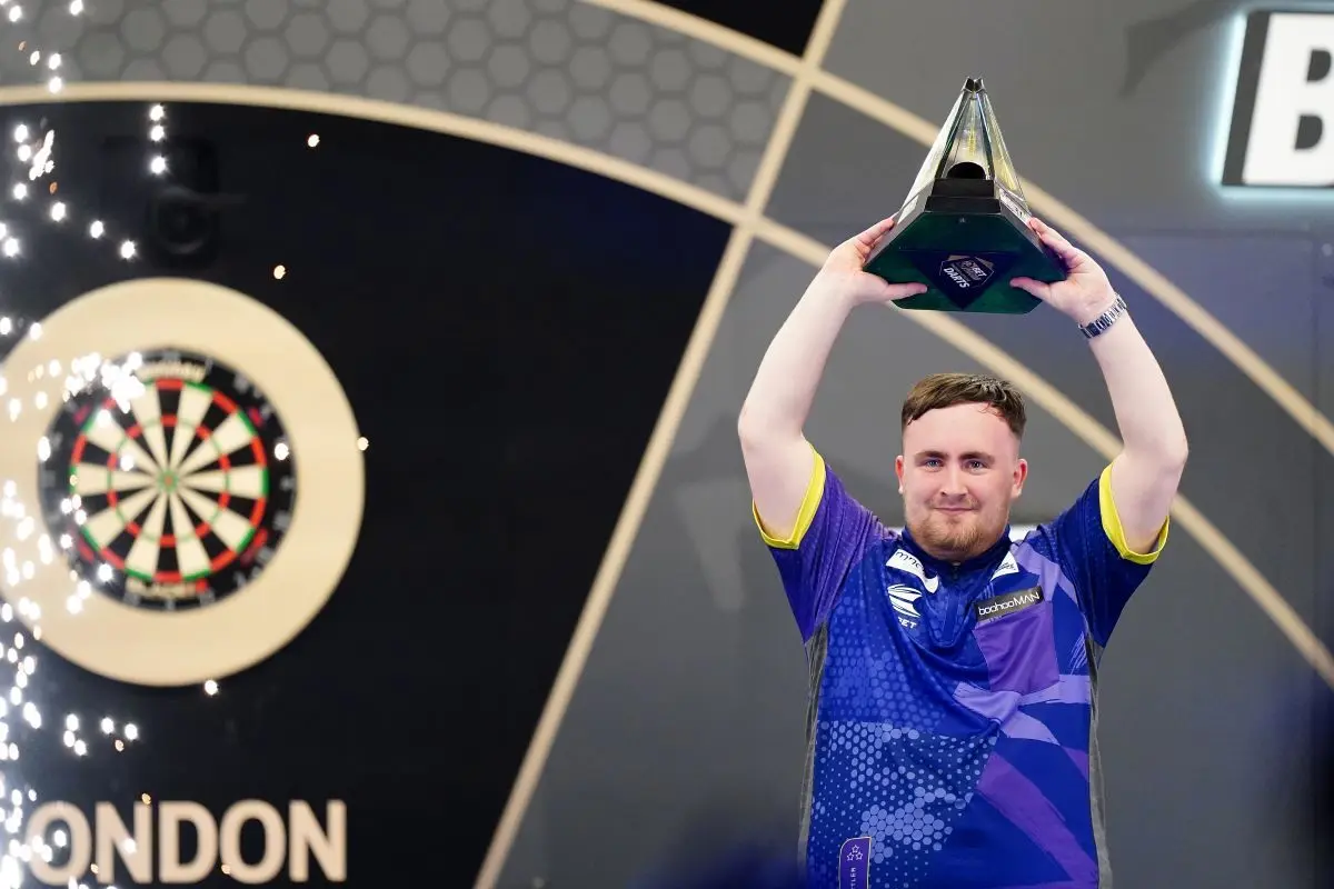 Luke Littler på nippet til at blive dartmillionær som kun 17-årig