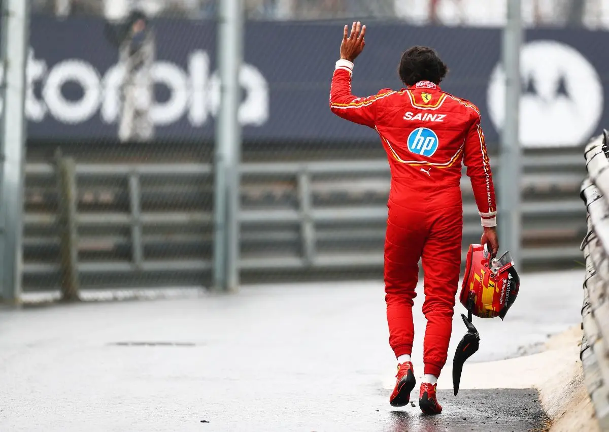 Carlos Sainz' far chokeret over Ferraris handlinger efter Lewis Hamilton tvang sønnen ud
