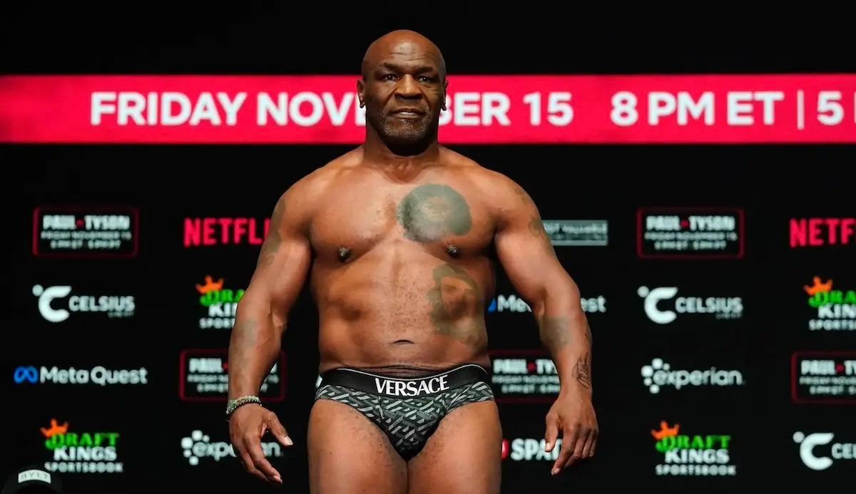Mike Tyson giver Jake Paul en lussing i den sidste face-off før Netflix-kamp