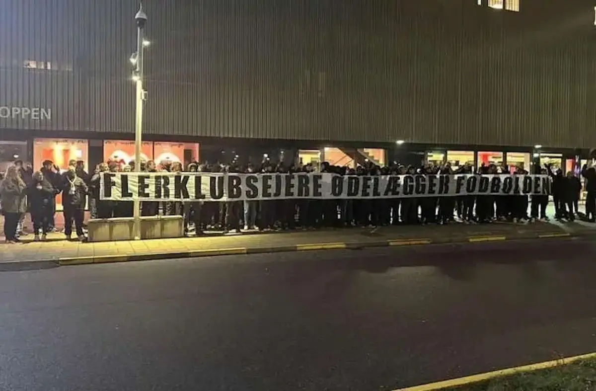Stor fanprotest i Silkeborg: - Flerklubsejere ødelægger fodbolden