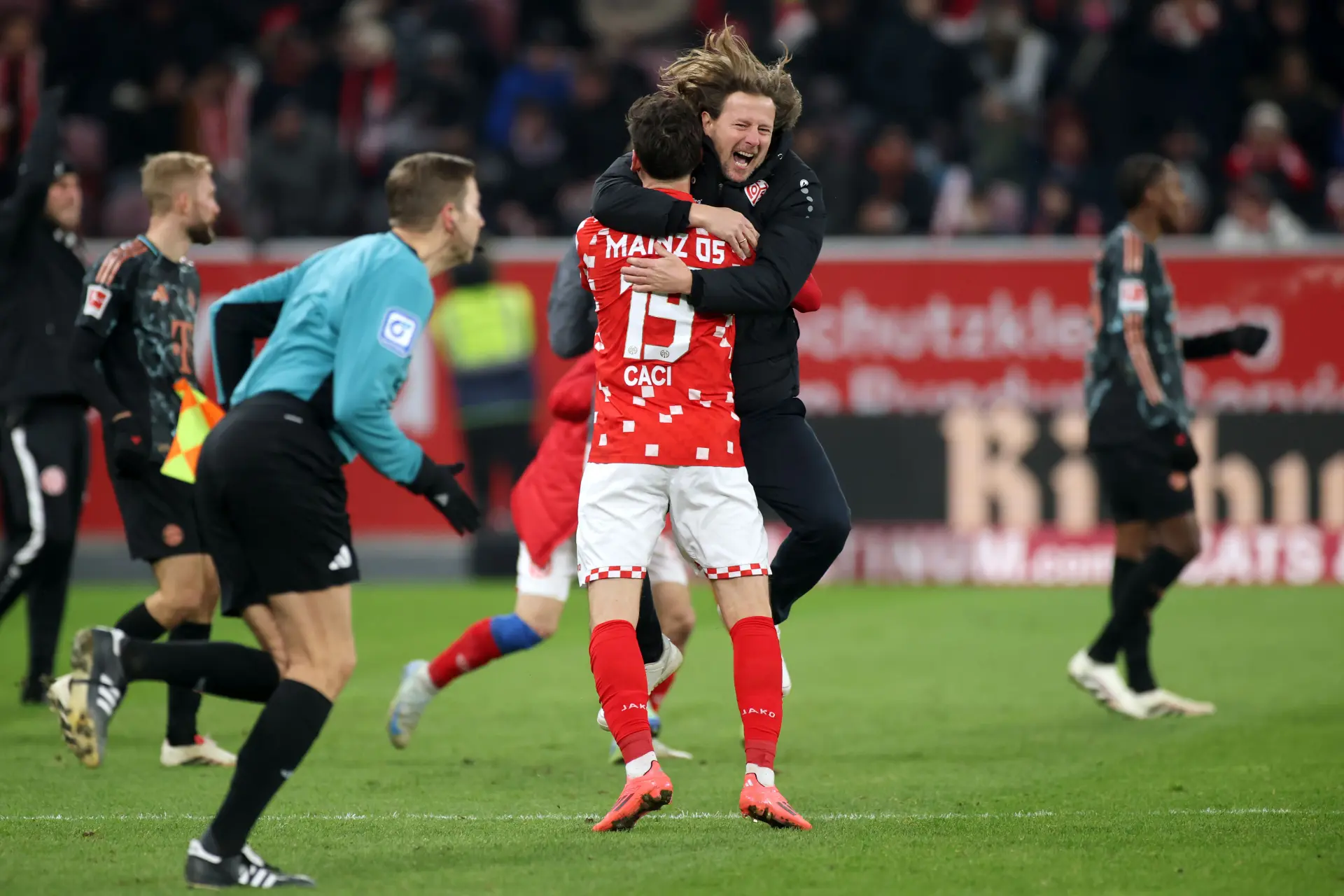 Se videoen: Bo Henriksen og Mainz i champagnekaos