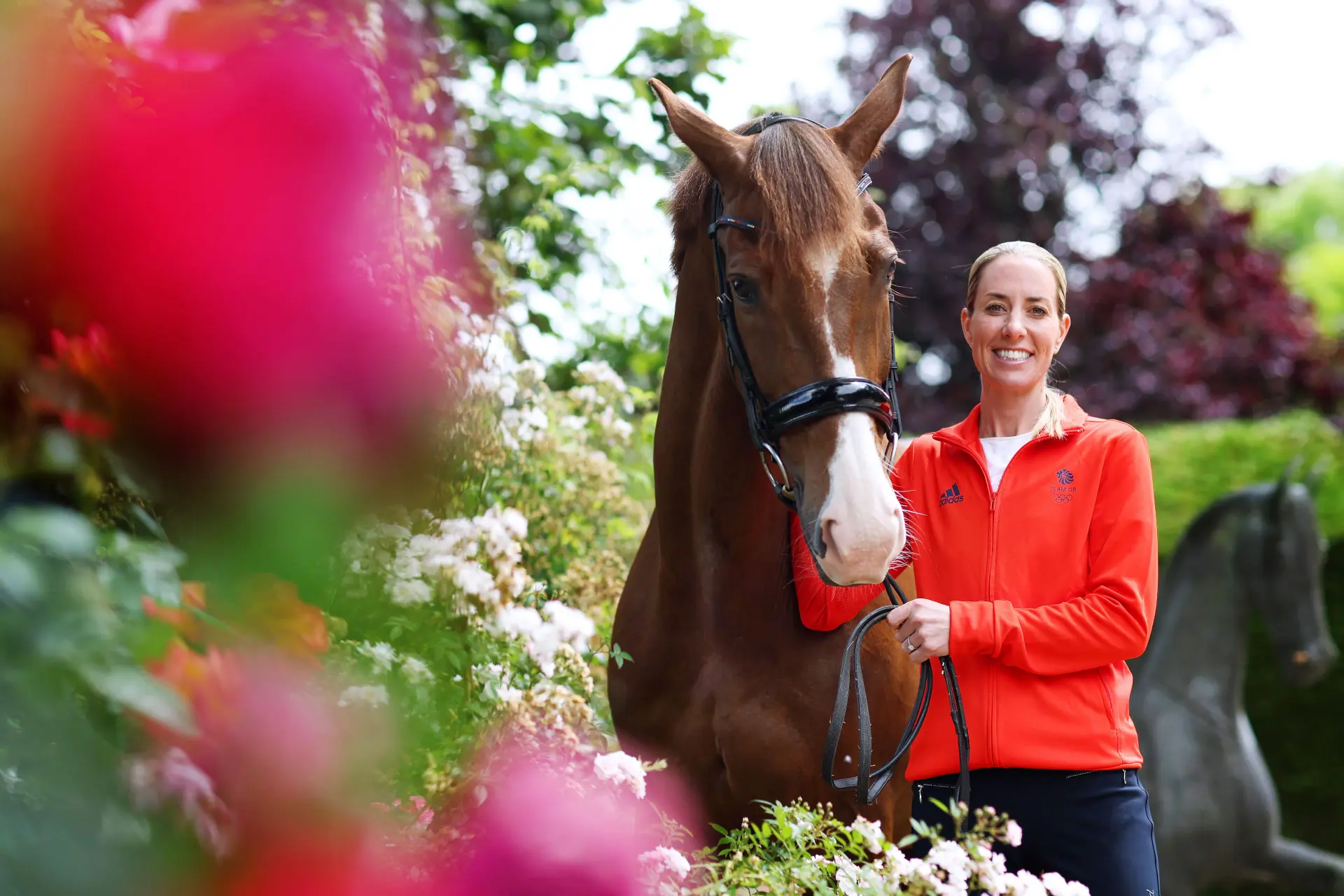 OL-guldvinder Charlotte Dujardin idømt et års karantæne for at piske hest