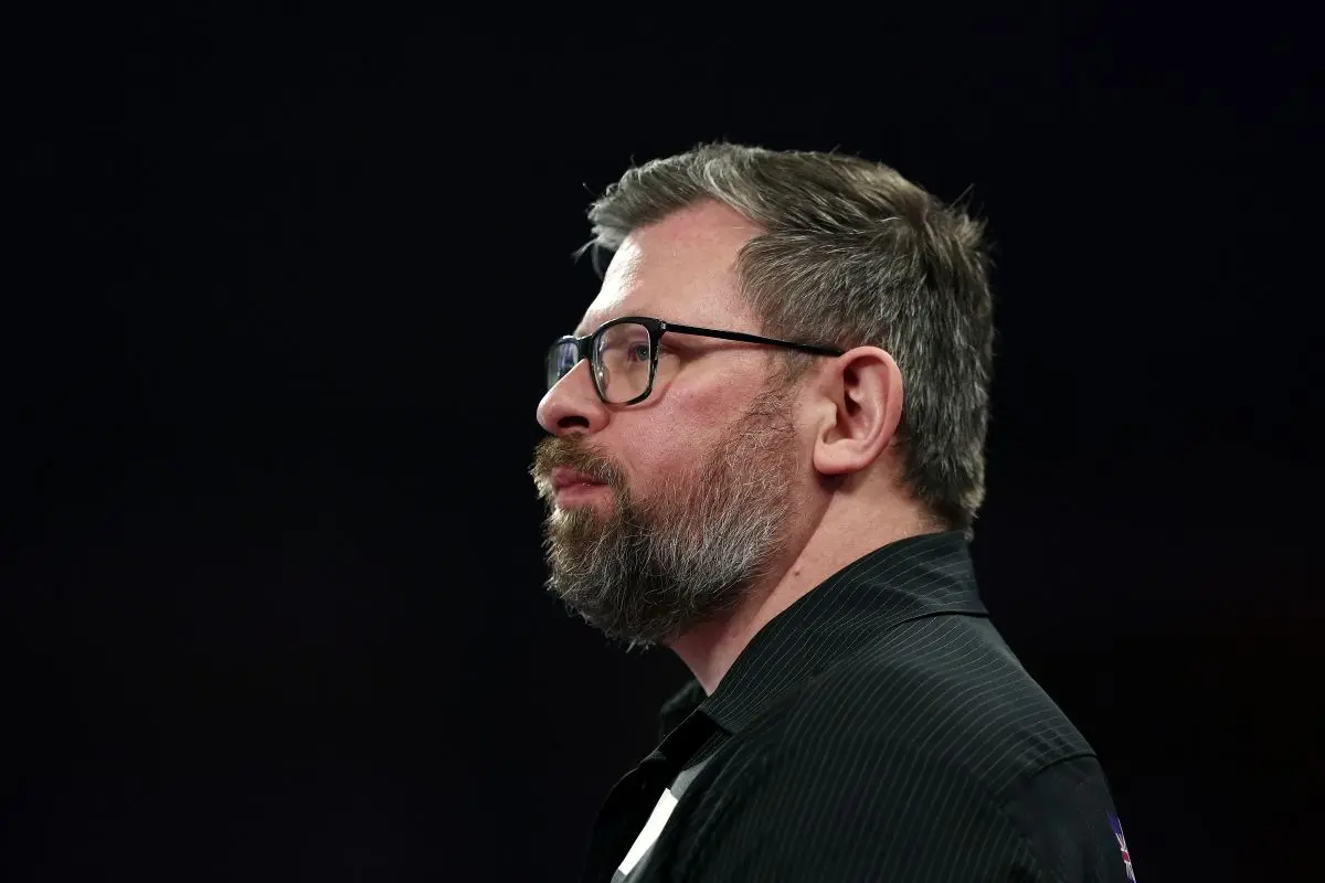 Dartstjerne chokerer: Prutter på direkte TV