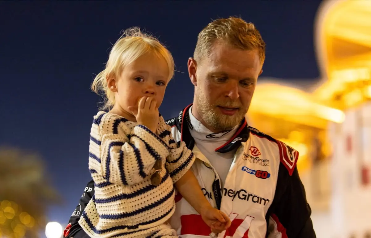Kevin Magnussens 3-årige datter får sin far til at vende om og signere en fans notesbog