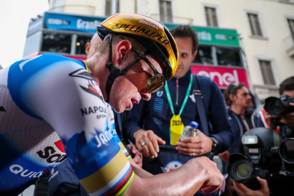 Remco Evenepoel alvorligt kvæstet efter sammenstød med postbil