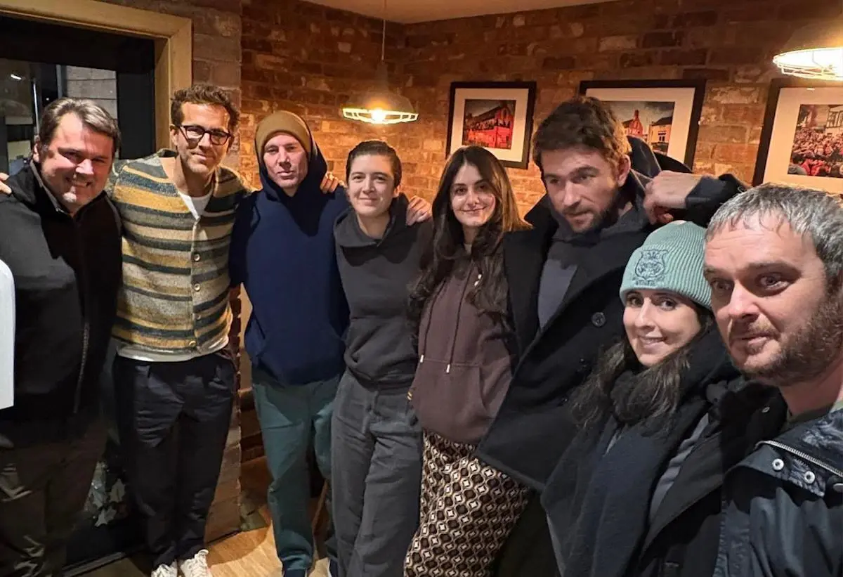 Ryan Reynolds dukker op på en pub i Wrexham med Channing Tatum og giver alle en drink