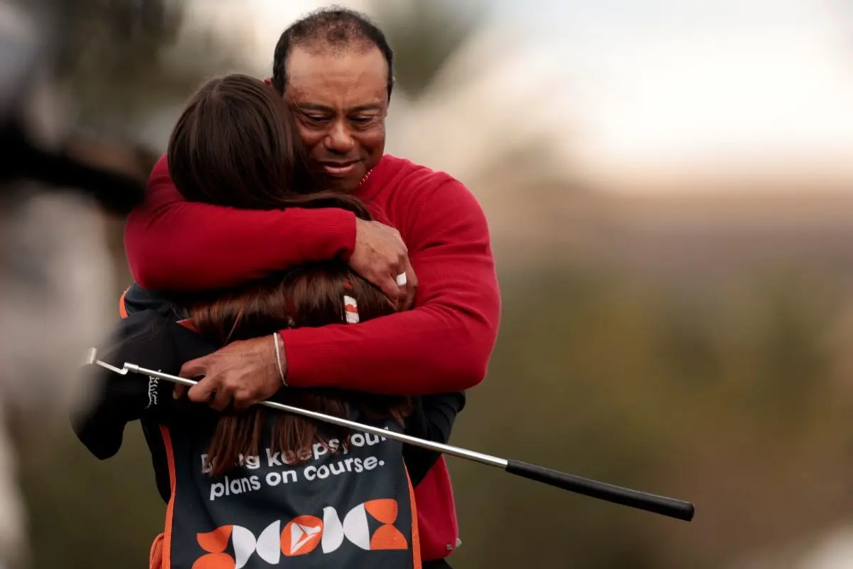 Tiger Woods og ekskonen Elin Nordegren krammer hinanden efter sønnens 2. plads