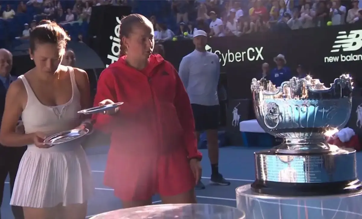 Akavet øjeblik ved Australian Open: Får overrakt de forkerte trofæer efter finale-nederlag