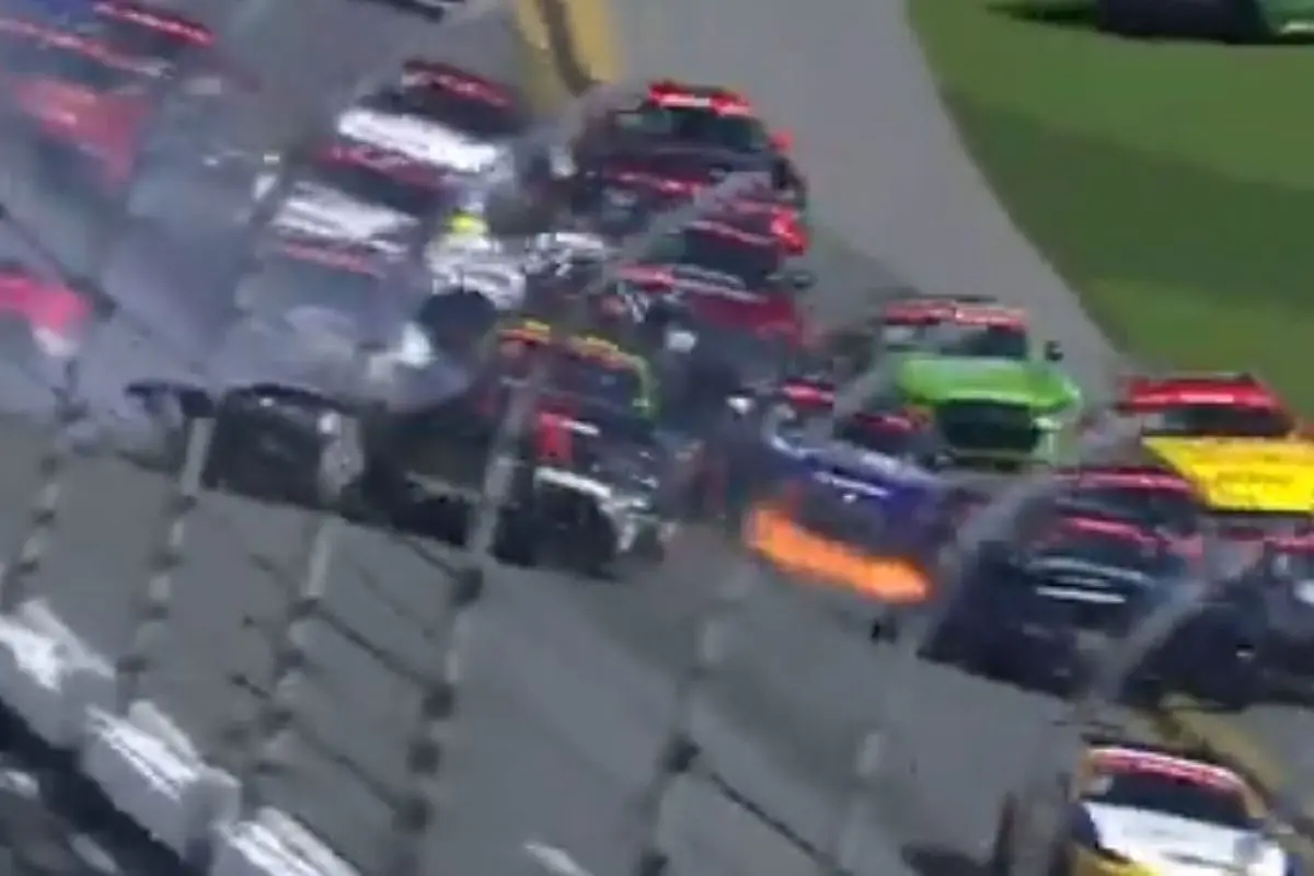 Massivt sammenstød skaber kaos i Daytona: Næsten alle kørere involveret