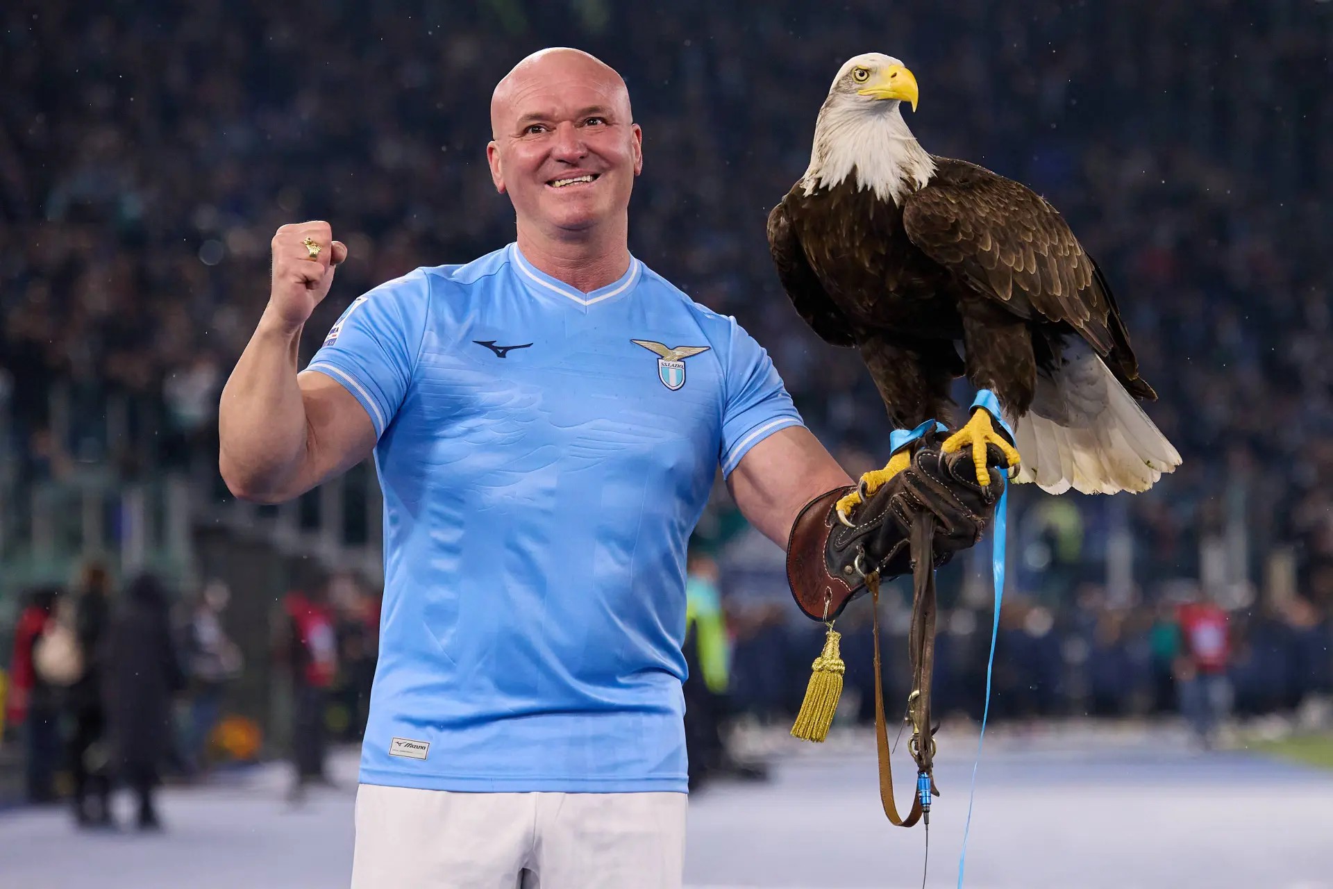 Lazio fyrer maskot efter billede af penisprotese