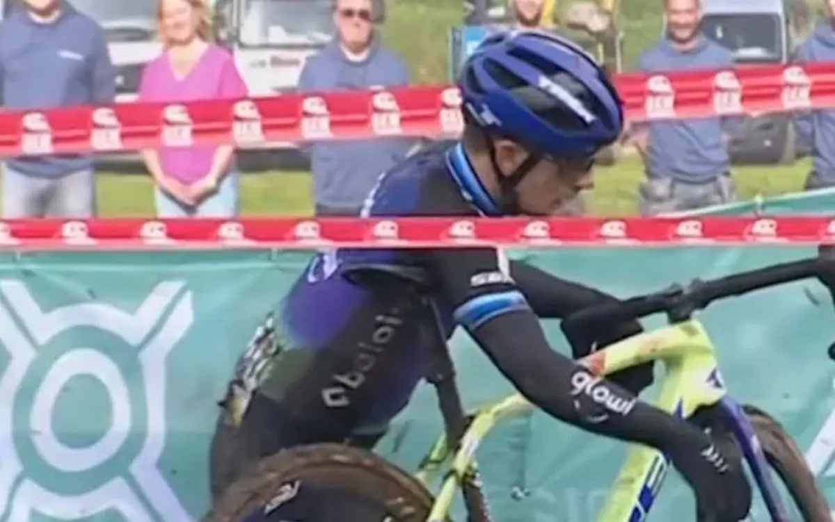 Cykelstjernen Lars van der Haar ordner selv sin forvredne skulder ved hjælp af sadlen under løb
