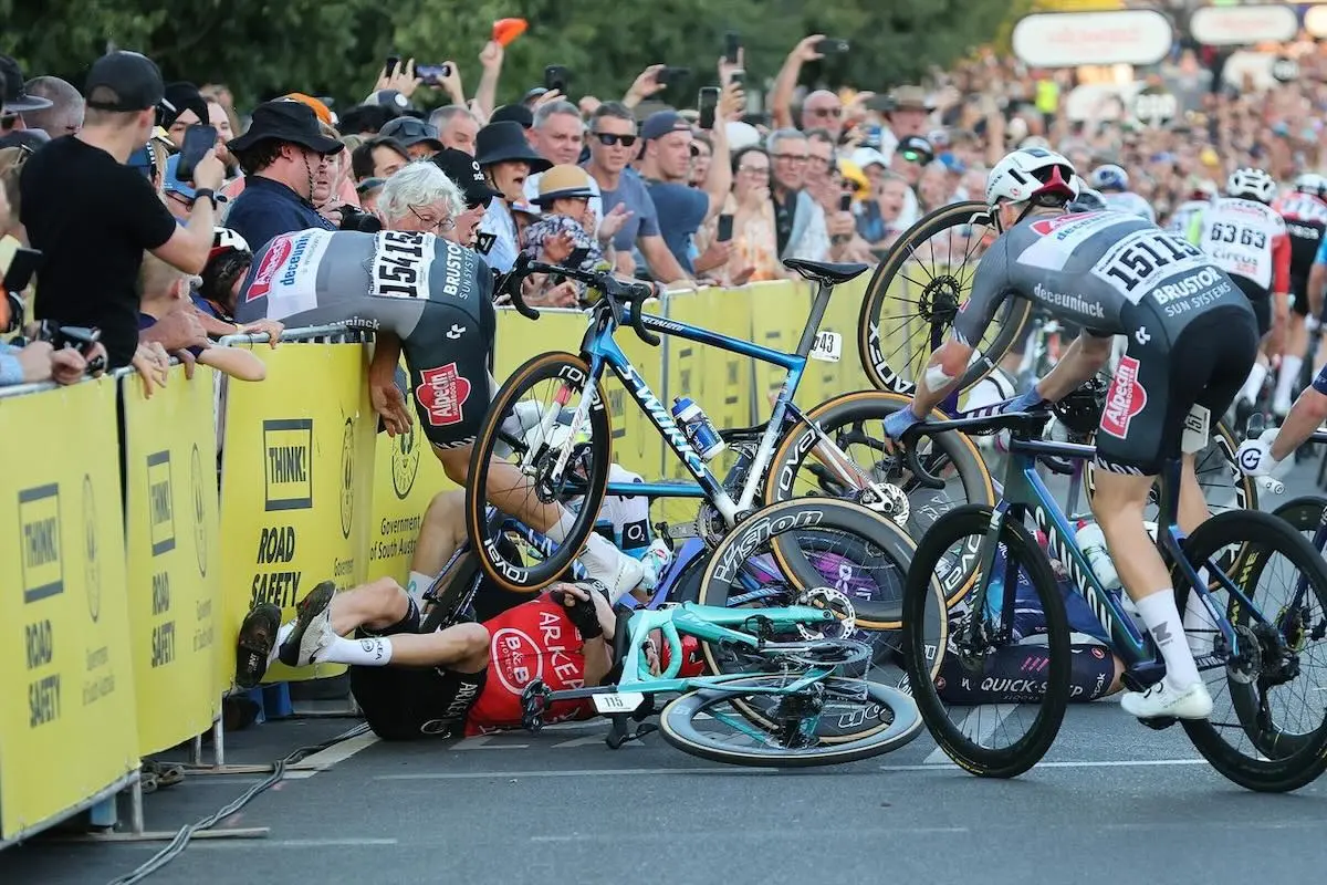 Tilskuer kommer alvorligt til skade i Tour Down Under-styrt