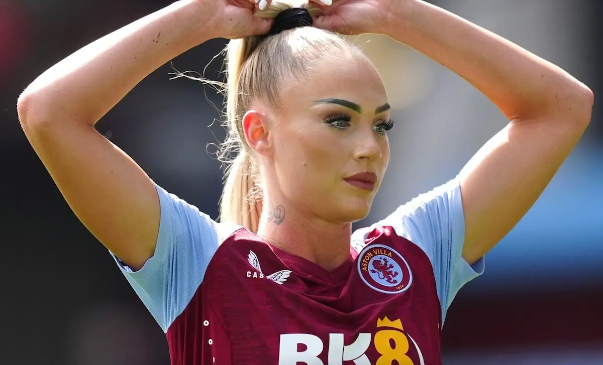 Fodboldstjernen Alisha Lehmann deler letpåklædte billeder: Nu forklarer hun hvorfor