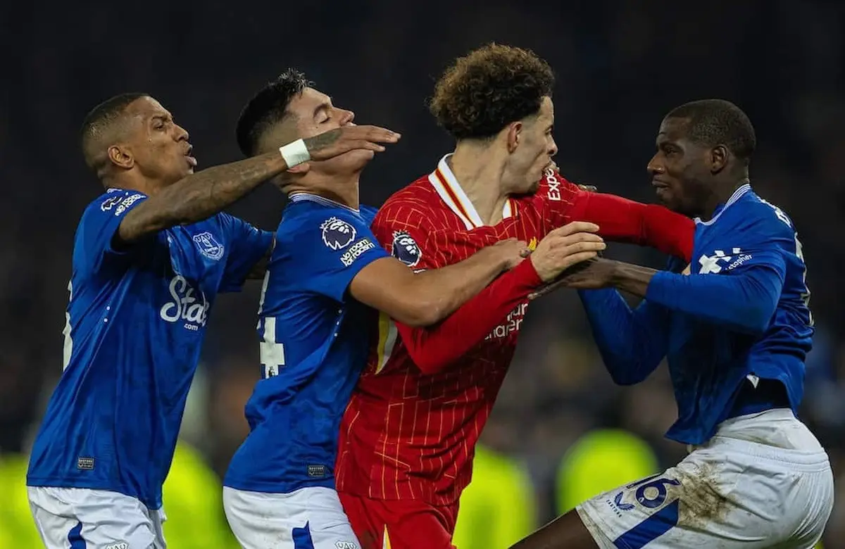 Everton fik frispark i hvert minut
