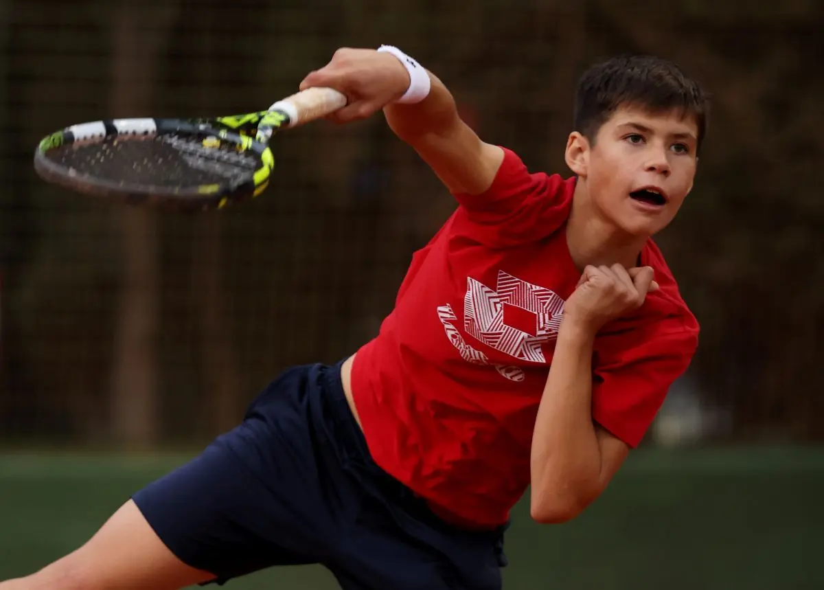 Carlos Alcaraz' lillebror chokerer på Rafael Nadals tennisakademi