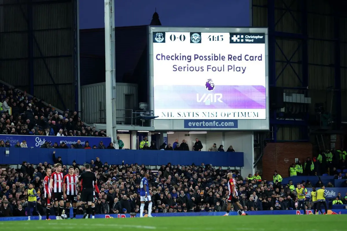 Erkender 13 VAR-fejl i Premier League – inklusive udvisning af dansker