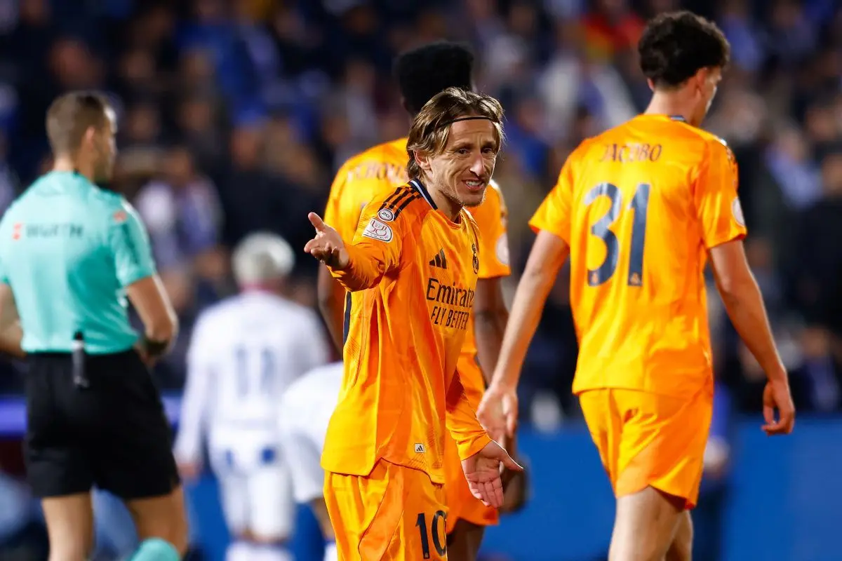 Luka Modric og Vinicius Junior røg i totterne på hinanden