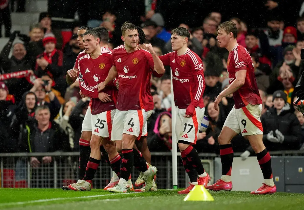 Dramatisk aften på Old Trafford: United overlever rødt kort og slår Ipswich