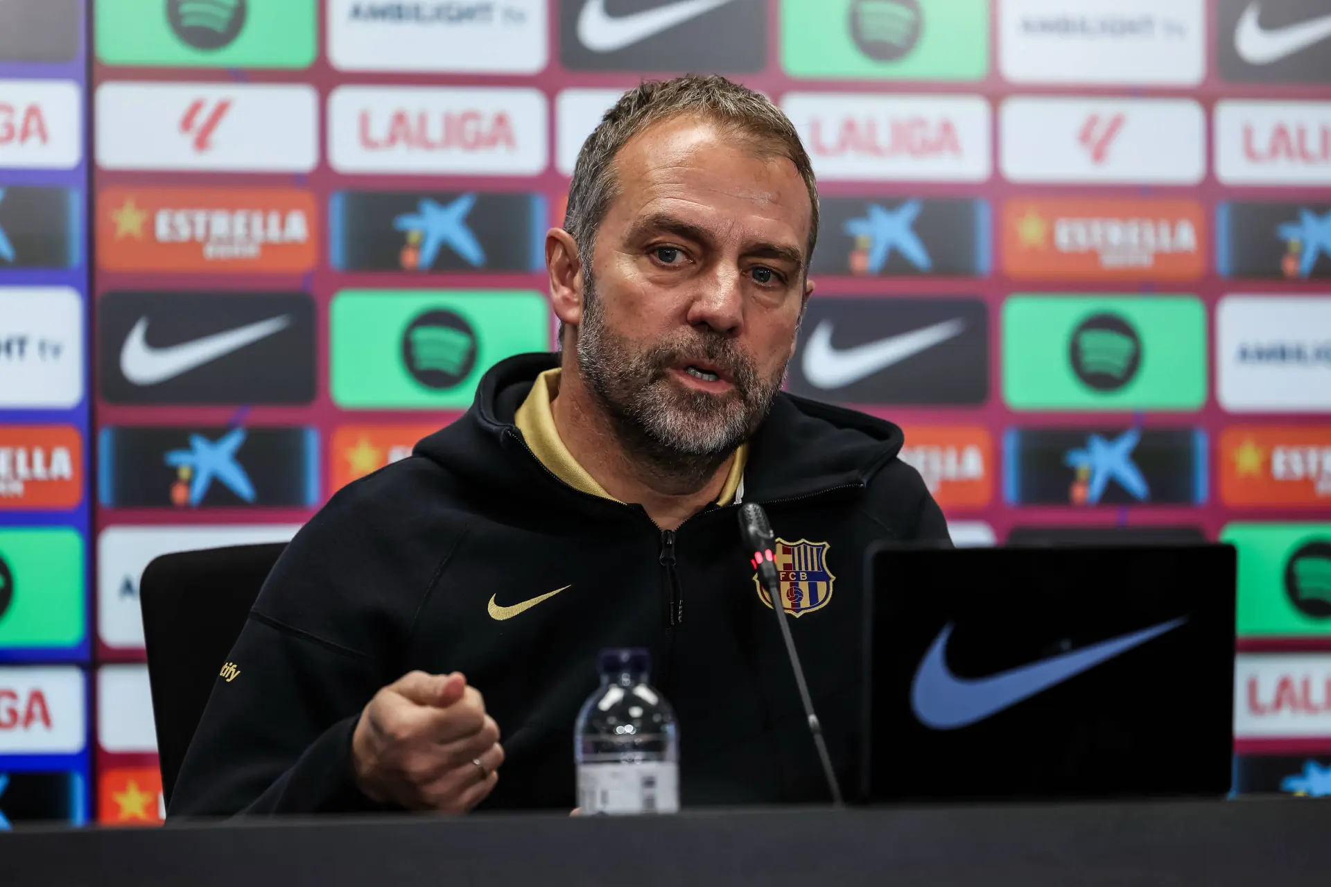 FC Barcelona-træner Hansi Flick: Fodbold kan lære meget af håndbold