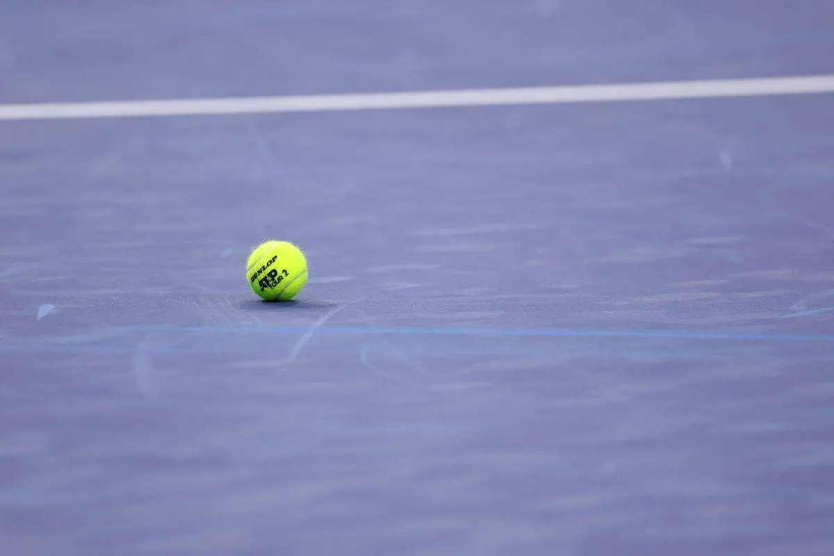 Hvorfor skifter tennisspillere bolde så ofte? Svaret er simpelt