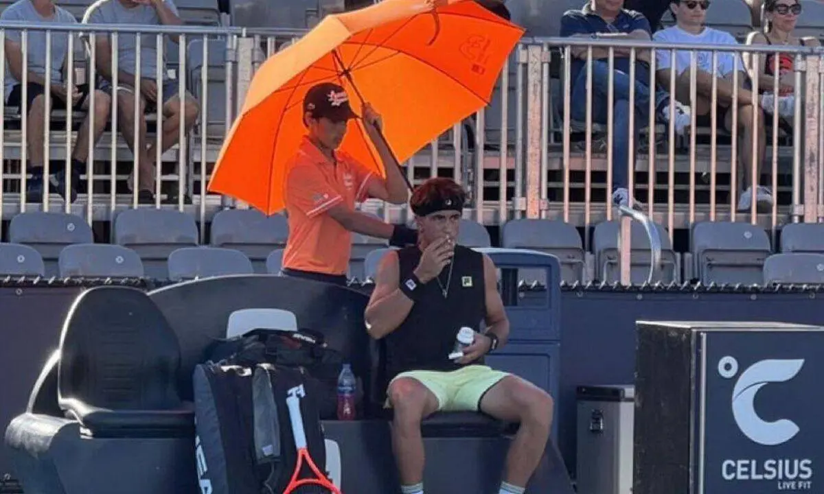 Absurde scener ved Miami Open: Tennisspiller tænder en smøg i pausen