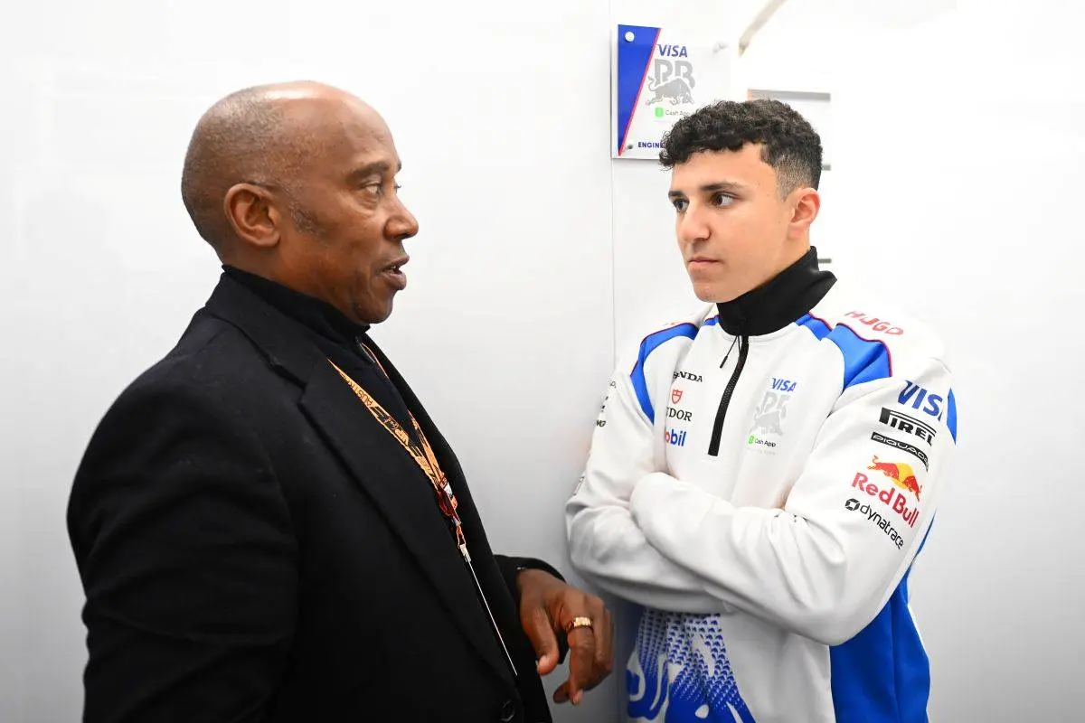 Rørende gestus: Lewis Hamiltons far trøstede Isack Hadjar efter F1-mareridt