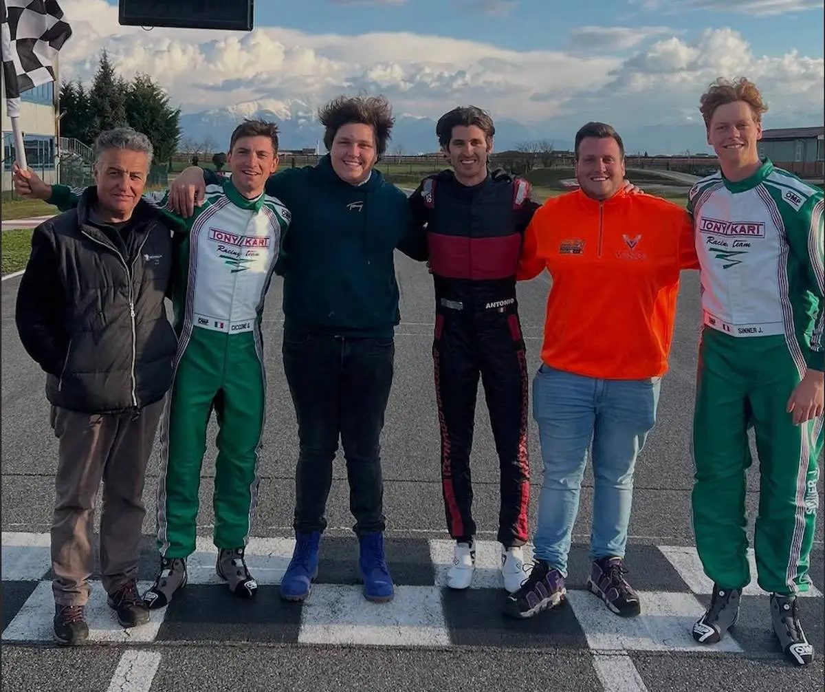 Jannik Sinner viser sig offentligt: Kører go-kart med Le Mans vinder