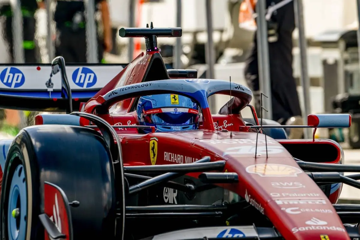 Lewis Hamilton og Ferrari i blåt?